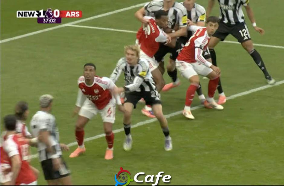 Woltemade đẩy ngã Gabriel, vì sao bàn thắng của Newcastle vẫn được công nhận?