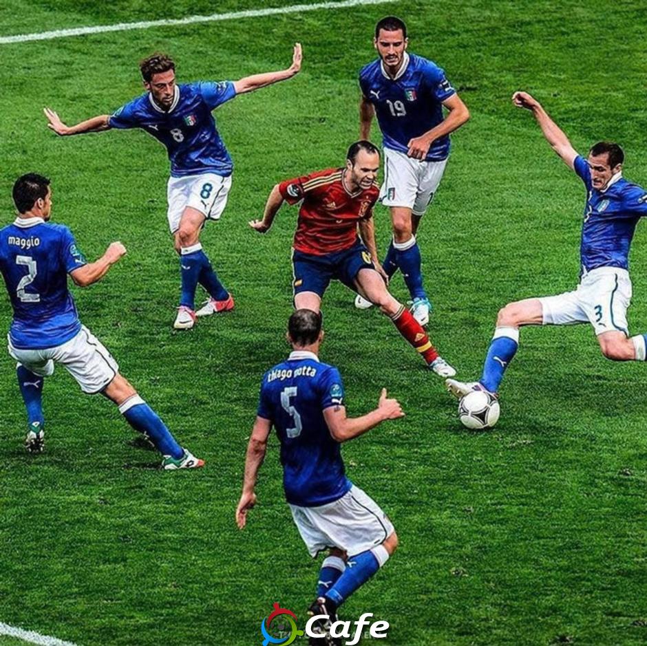 Rafael Leao đi bóng giữa vòng vây 7 cầu thủ Napoli Rafael Leao đi bóng giữa vòng vây 7 cầu thủ Napoli