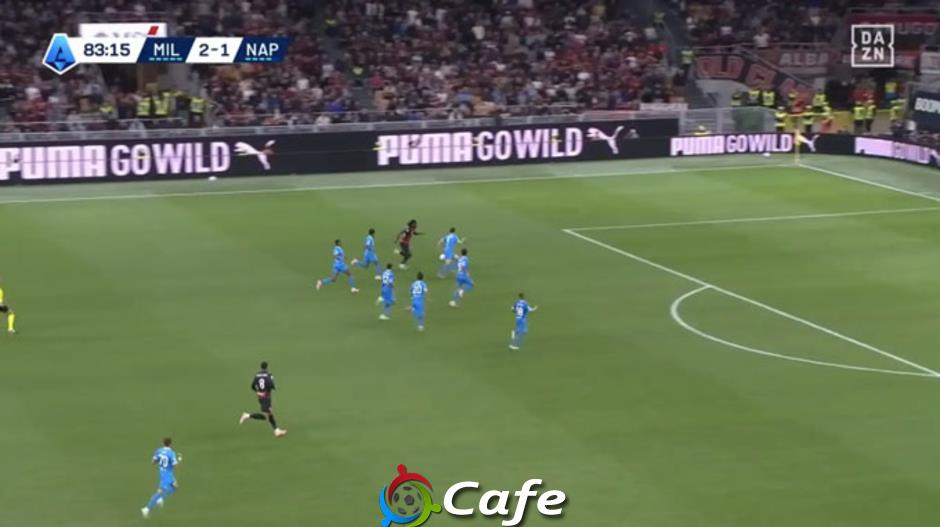 Rafael Leao đi bóng giữa vòng vây 7 cầu thủ Napoli Rafael Leao đi bóng giữa vòng vây 7 cầu thủ Napoli