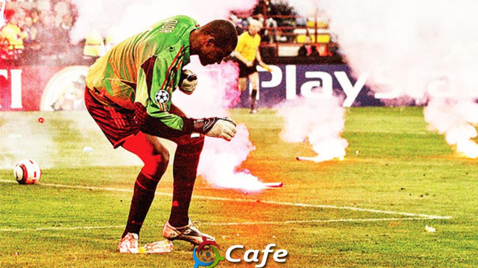 Sự thật phía sau bức ảnh kinh điển của trận derby Milan đầy khói lửa