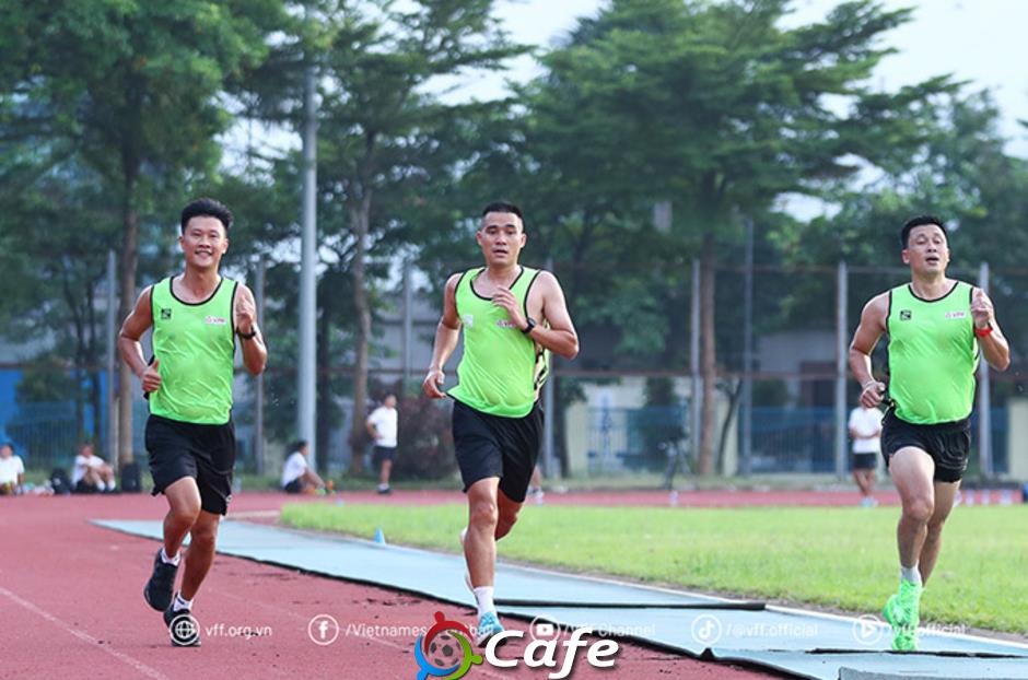 1 trọng tài đi cấp cứu ở kiểm tra thể lực trước mùa 2025/26