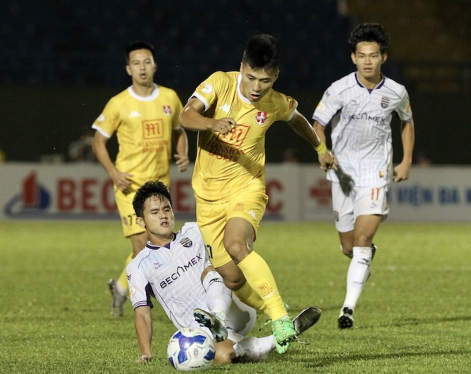 Bình luận V.League 2024/25: HLV Hoàng Anh Tuấn cần cẩn trọng!