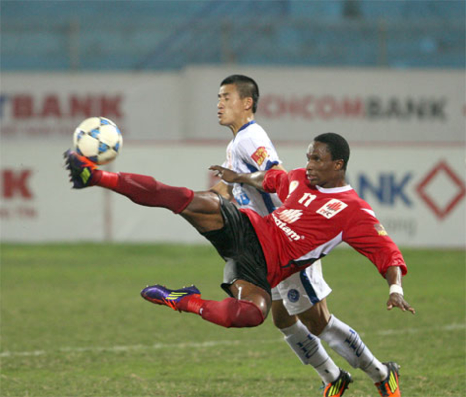 Cựu ngoại binh V.League gặp tai nạn: Lận đận làm thợ hồ, dạy đá bóng kiếm sống ở Việt nam