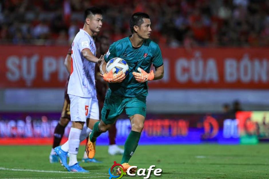 Đình Triệu khiến HLV Kim Sang Sik 'toát mồ hôi' với chấn thương bất ngờ