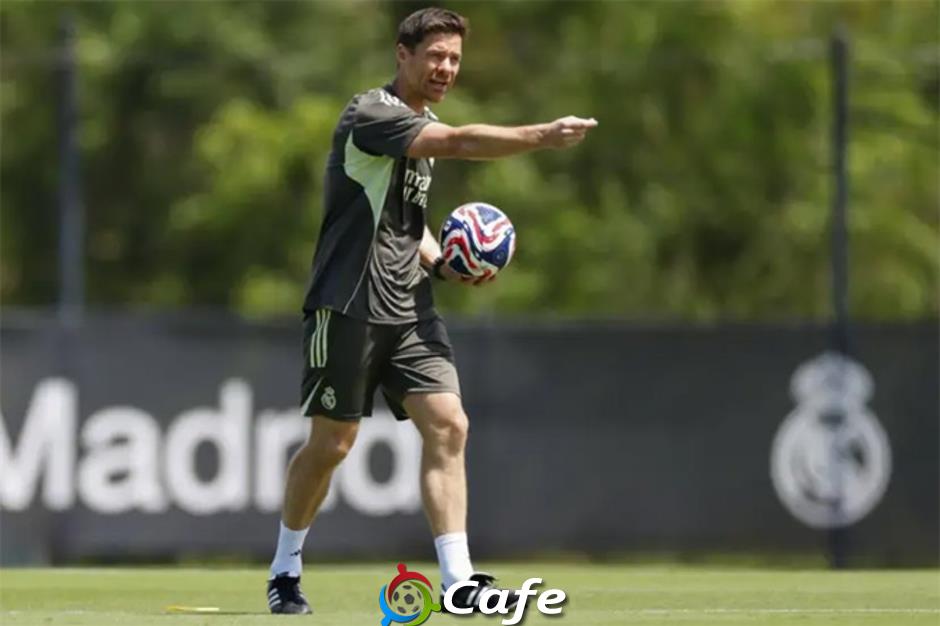 Hàng tiền vệ của Xabi Alonso sụp đổ ngay cả trước khi bắt đầu