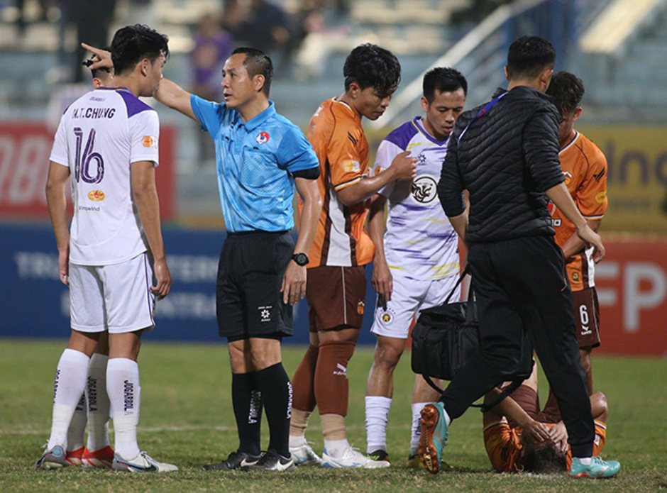 HLV Kim Sang Sik: ‘Ở V.League, cầu thủ Việt Nam chạm nhẹ là ngã’