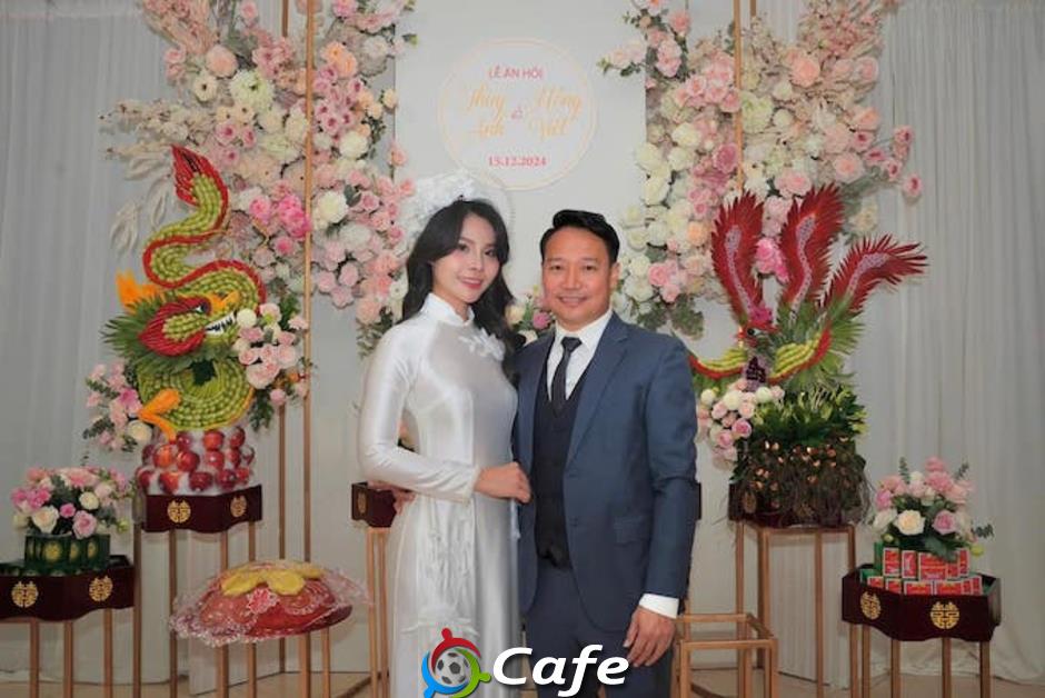 HLV Vũ Hồng Việt đón ‘song hỷ lâm môn’