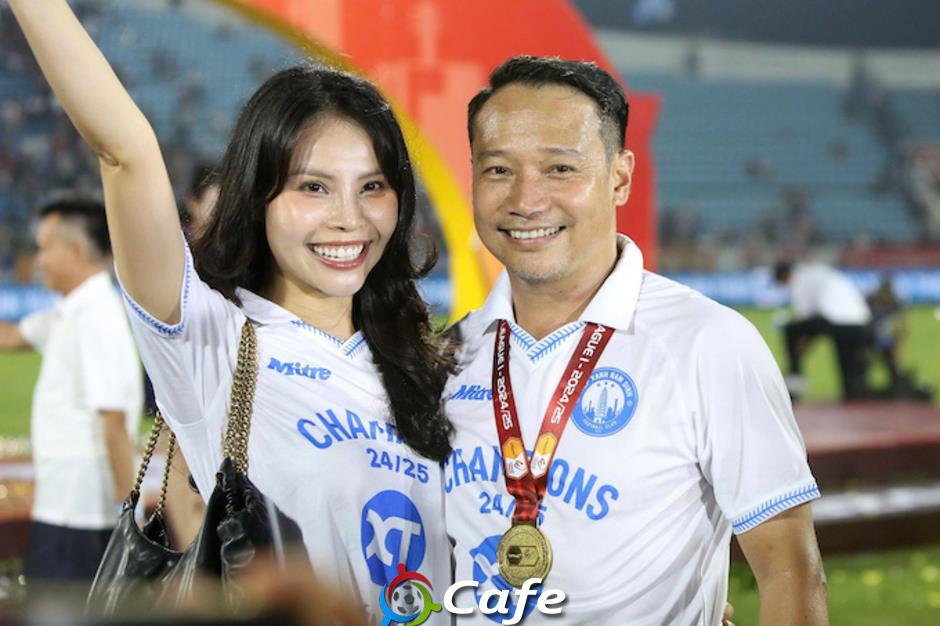 HLV Vũ Hồng Việt đón ‘song hỷ lâm môn’