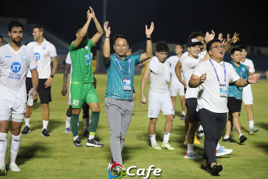 HLV Vũ Hồng Việt: ‘Tôi quá vui khi Nam Định lần thứ 2 liên tiếp vô địch’