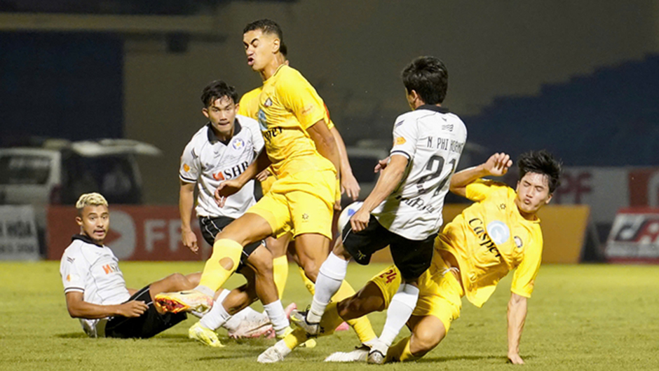 Kết quả Thanh Hóa 1-0 SHB Đà Nẵng: Khổ thân thủ môn 'bất đắc dĩ'