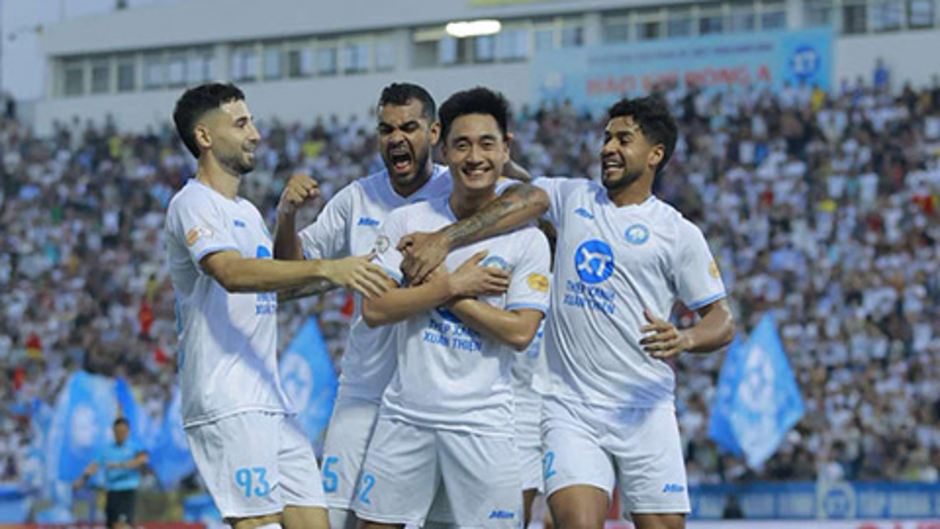 Nam Định chơi cực lớn trong ngày nhận cúp vô địch V.League