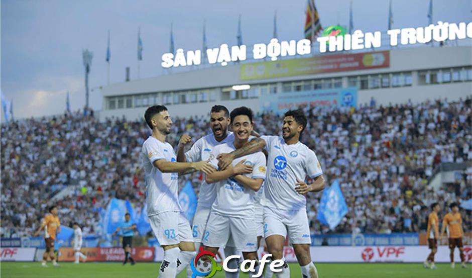 Nam Định chơi cực lớn trong ngày nhận cúp vô địch V.League