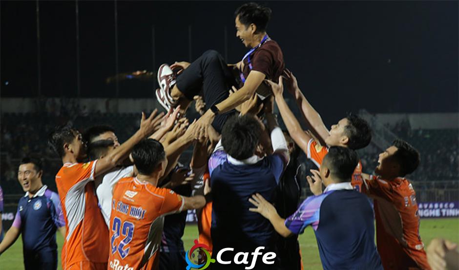 'Ngả mũ' trước HLV Lê Đức Tuấn