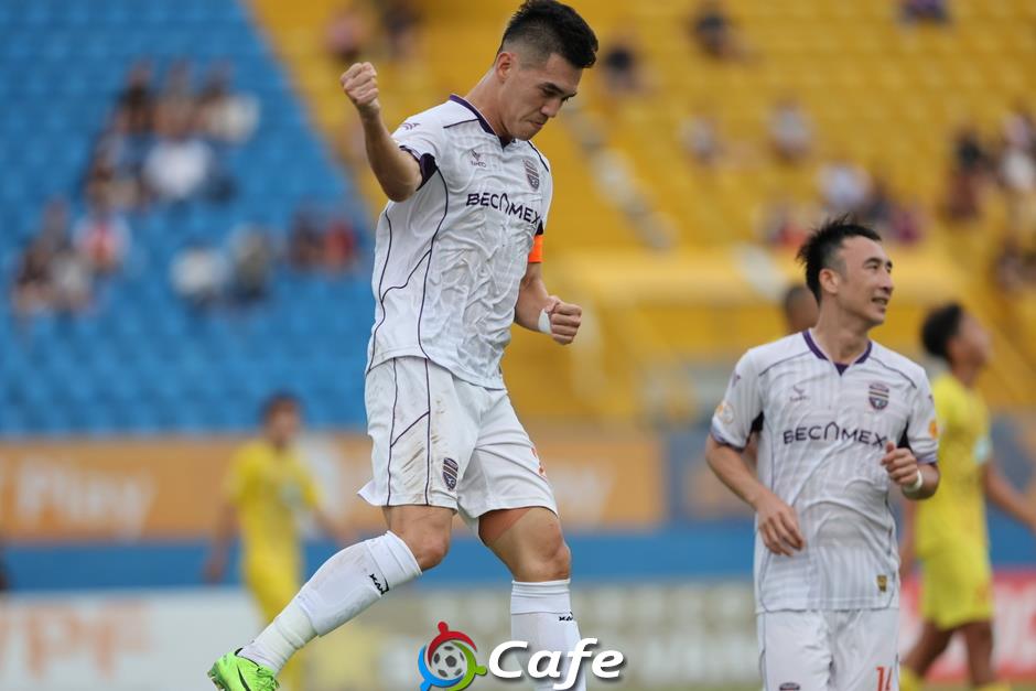 'Ngả mũ' trước Nguyễn Tiến Linh
