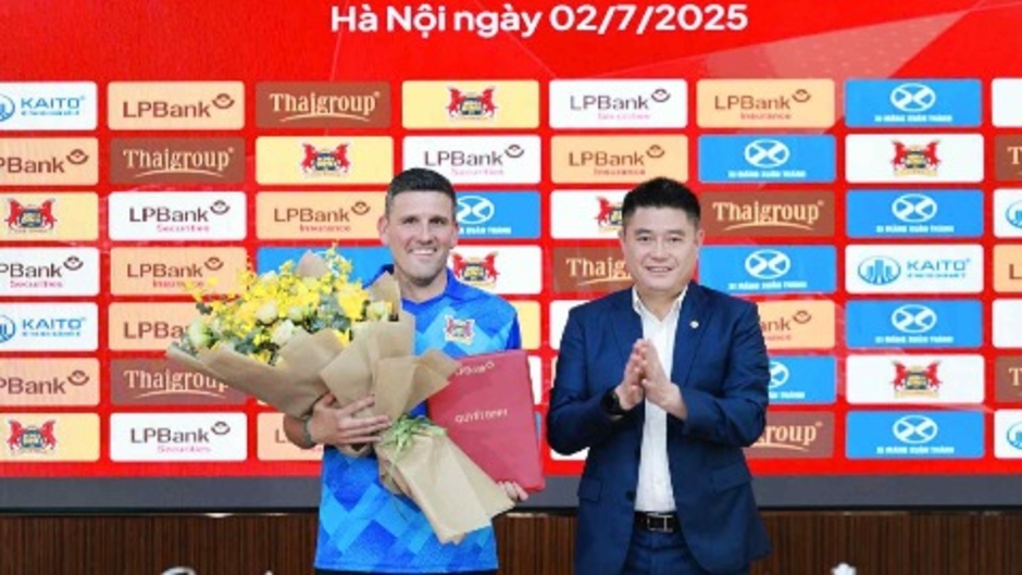 Ninh Bình ra mắt HLV Tây Ban Nha cùng dàn sao hàng trăm tỷ