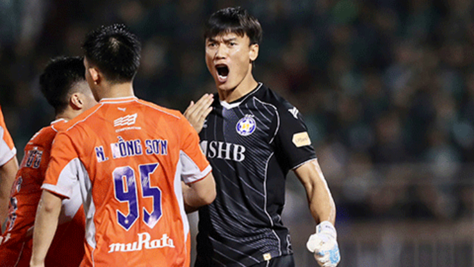 Quá ngạc nhiên, người hùng Bùi Tiến Dũng vừa ghi bàn vừa cản phá penalty