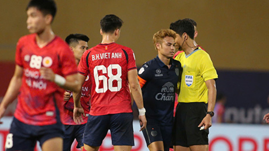 Theerathon Bunmathan lại chơi xấu Quang Hải  