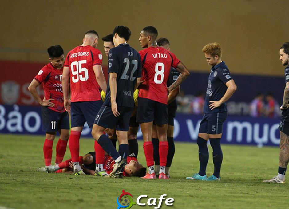 Theerathon Bunmathan lại chơi xấu Quang Hải  