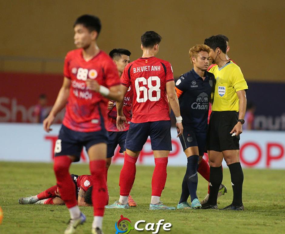 Theerathon Bunmathan lại chơi xấu Quang Hải  