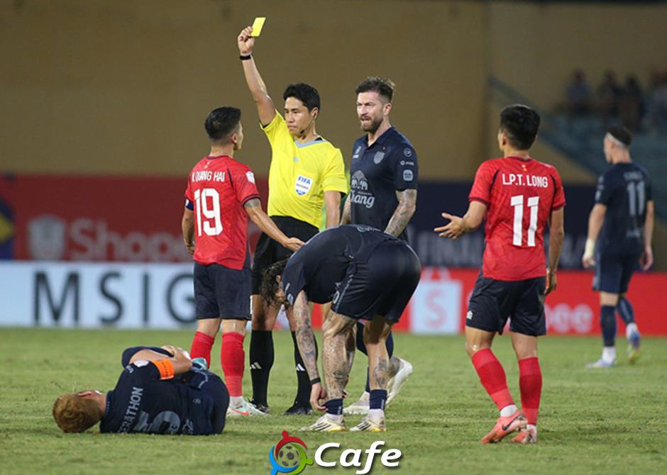Theerathon Bunmathan lại chơi xấu Quang Hải  