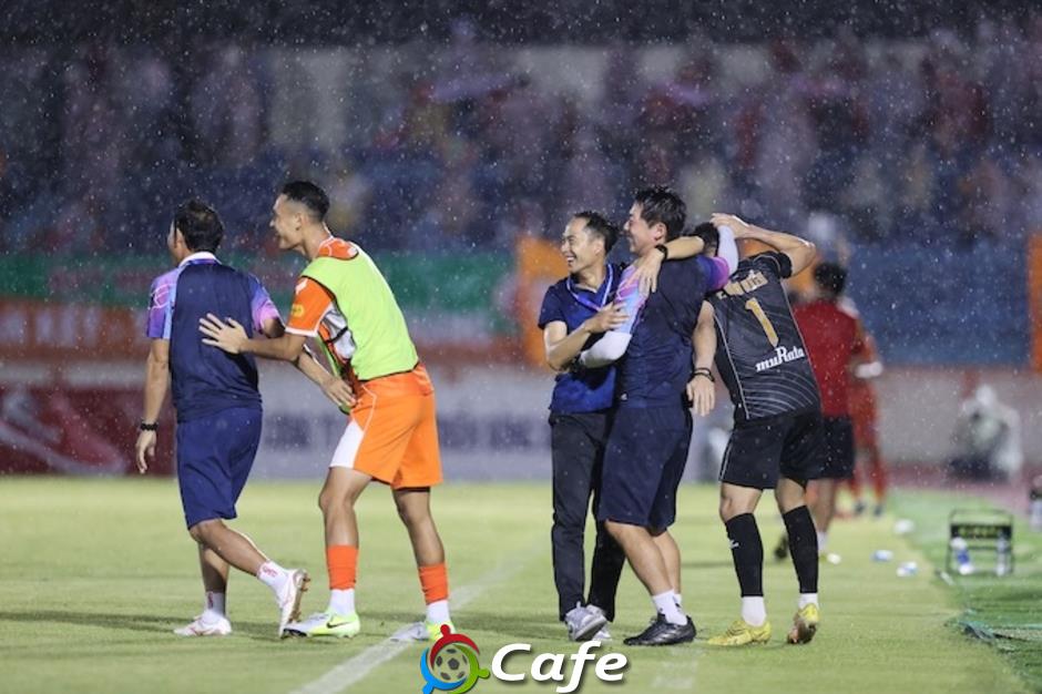 Thủ môn Bùi Tiến Dũng: ‘Tôi sẽ khoe với con trai bàn thắng để đời của mình’
