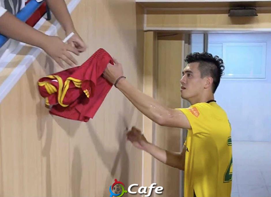 Tiến Linh suýt chấn thương