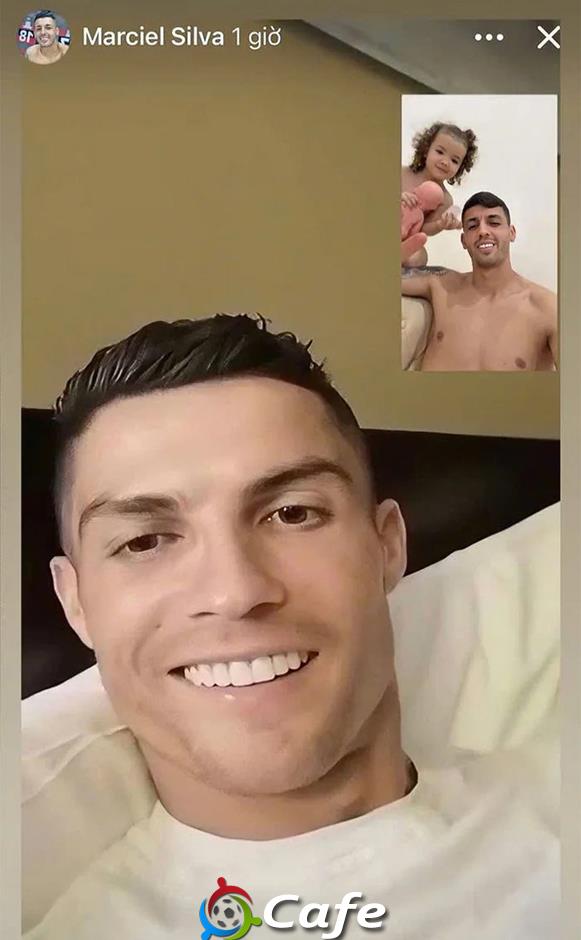 Tiền vệ HAGL bất ngờ khoe ảnh trò chuyện với Ronaldo