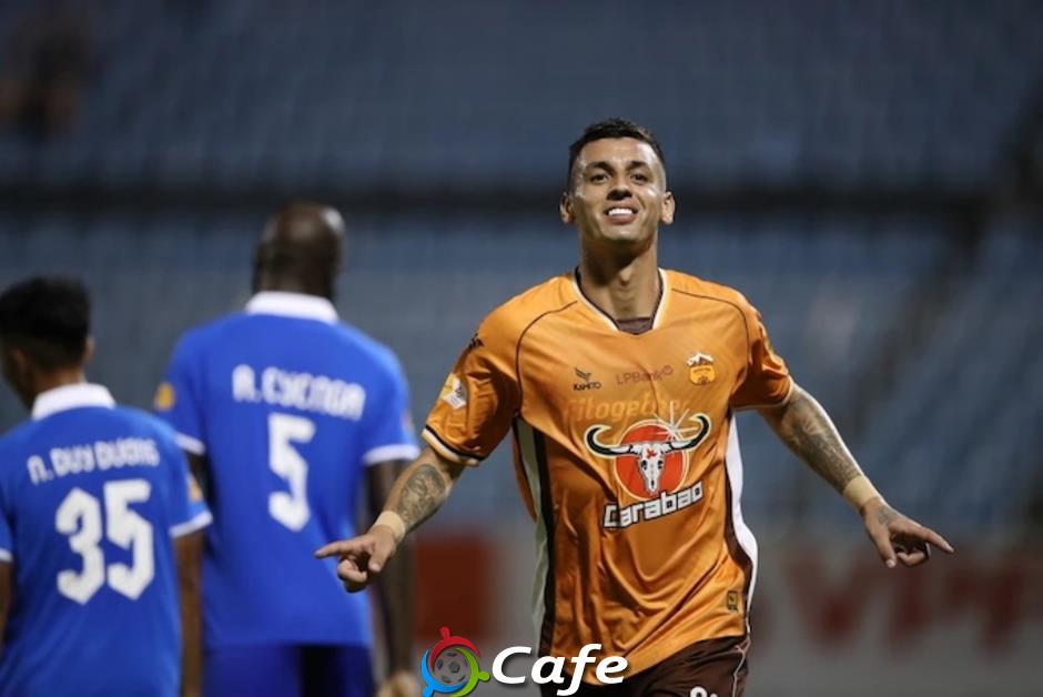 Tiền vệ HAGL bất ngờ khoe ảnh trò chuyện với Ronaldo