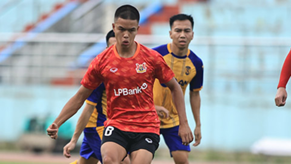 Tiền vệ Việt kiều Chung Nguyen Do bị... 
