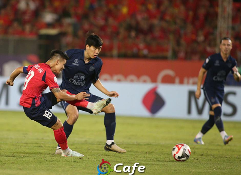 Trực tiếp chung kết Công an Hà Nội 2-1 Buriram: Theerathon chịu thẻ vàng khi chơi xấu Quang Hải