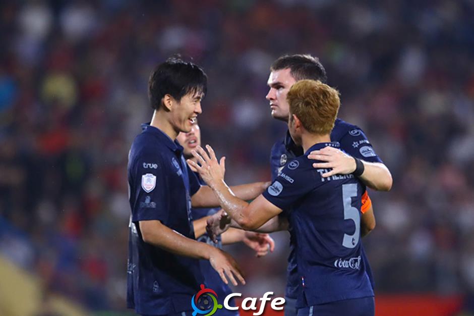 Trực tiếp chung kết Công an Hà Nội 2-1 Buriram: Theerathon chịu thẻ vàng khi chơi xấu Quang Hải