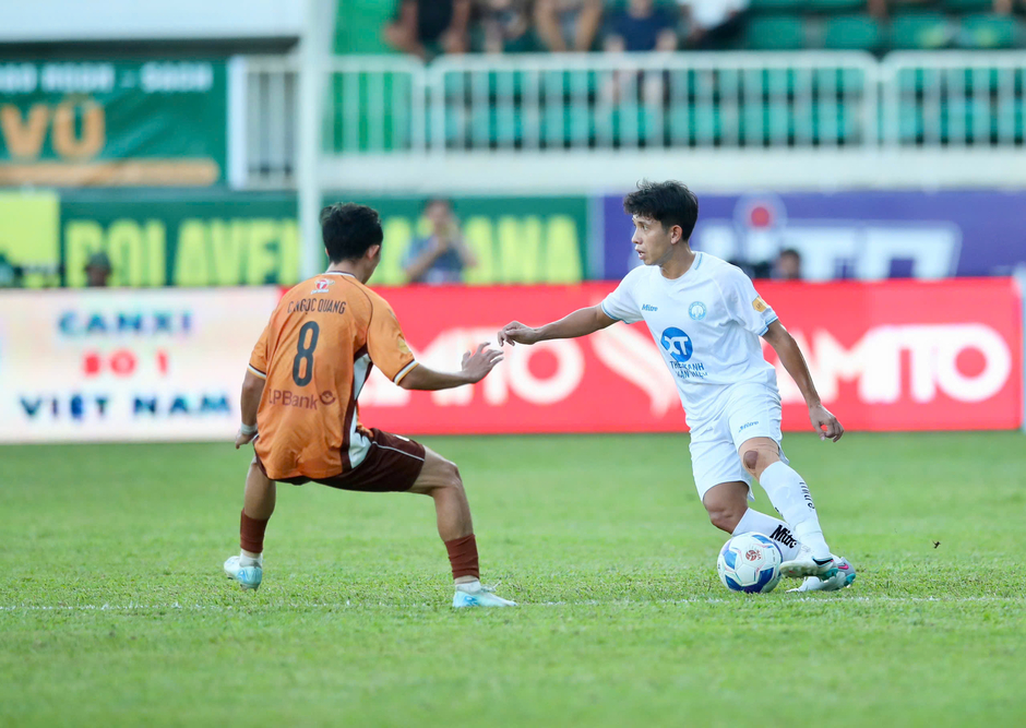 Trực tiếp HAGL 0-0 Nam Định: Minh Vương chịu thẻ vàng vì phạm lỗi với Tuấn Anh