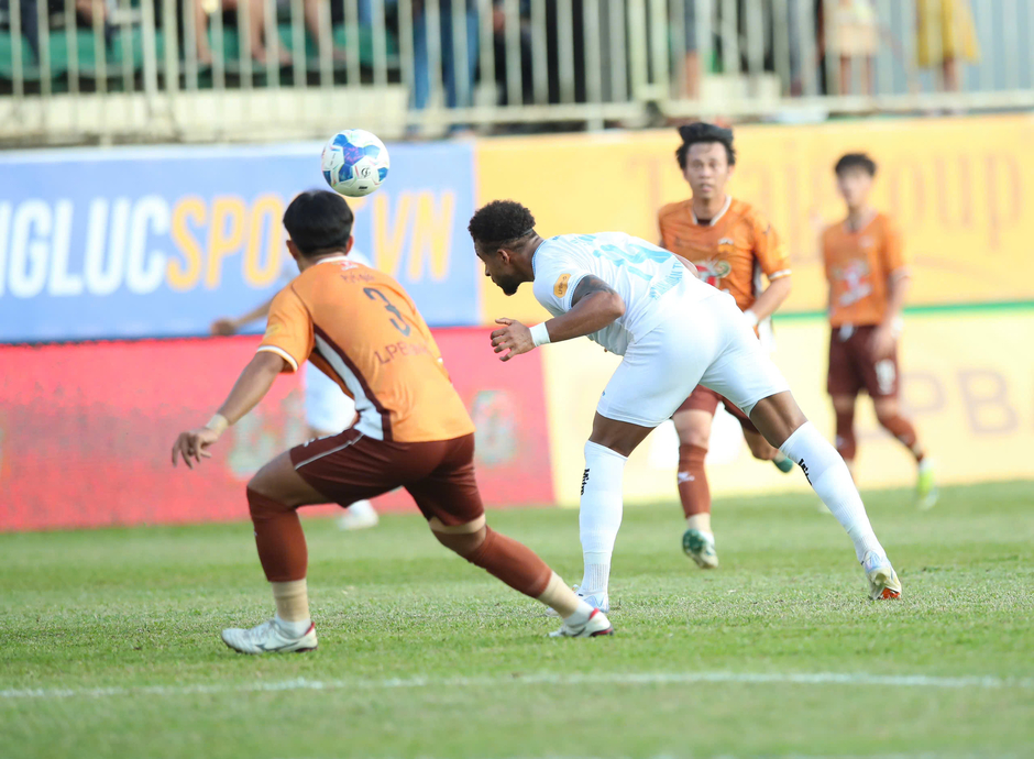 Trực tiếp HAGL 0-0 Nam Định: Minh Vương chịu thẻ vàng vì phạm lỗi với Tuấn Anh