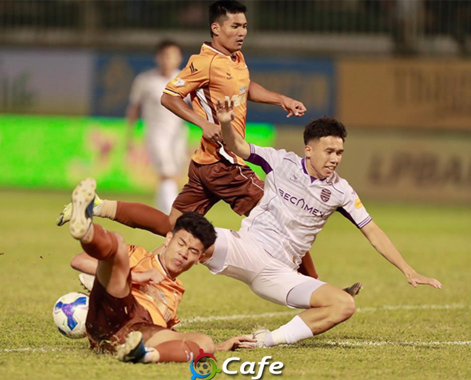 Trung vệ cao 1m95 của HAGL mắc sai lầm và quả penalty nhớ đời