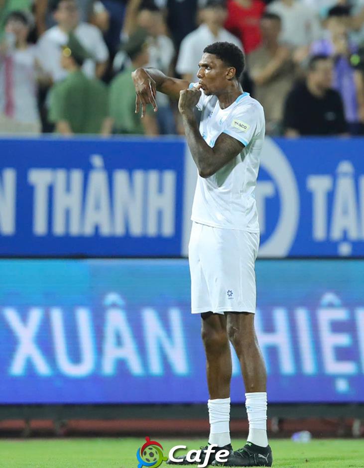 Trung vệ 'săn Tây' nổi tiếng V.League choáng vì chiều cao 2 mét của Kyle Hudlin